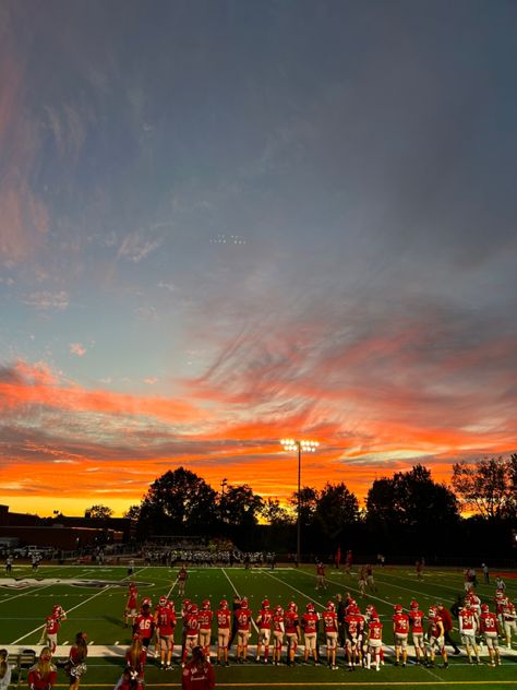 Fall Football Game Aesthetic, Fall Sports Aesthetic, Fall Cheer Aesthetic, American Fall Aesthetic, Fall High School Aesthetic, Fall Football Aesthetic, Football Games Aesthetic, Football Season Aesthetic, Fnl Aesthetic