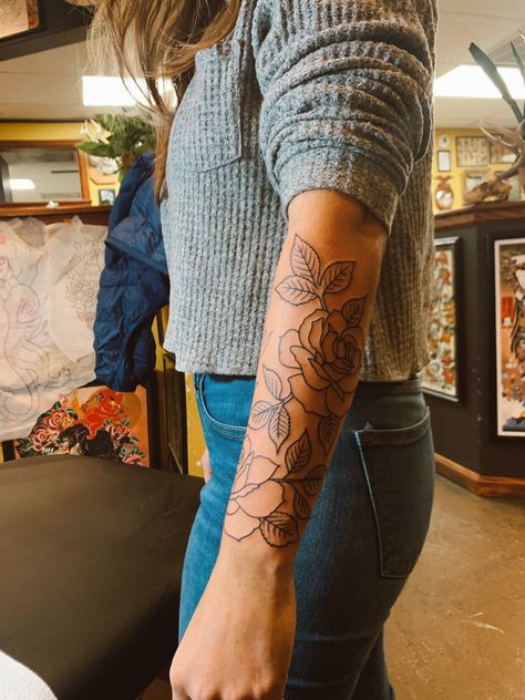 Flower Outline Arm Tattoo, Line Work Tattoo Sleeve Woman, Half Sleeve Tattoos For Women Line Work, Floral Outline Tattoo Sleeve, Outline Floral Tattoo, Outlined Flower Tattoo, Flower Outline Tattoo Sleeve, Simple Rose Tattoo Forearm, Outline Sleeve Tattoo