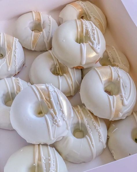 Pearl Baby Shower, Donut Decorating Ideas, Fancy Donuts, Pearl Bridal Shower, Alternative Wedding Cakes, Reception Desserts, Bridal Shower Desserts, Bridal Shower Inspo, Wedding Donuts