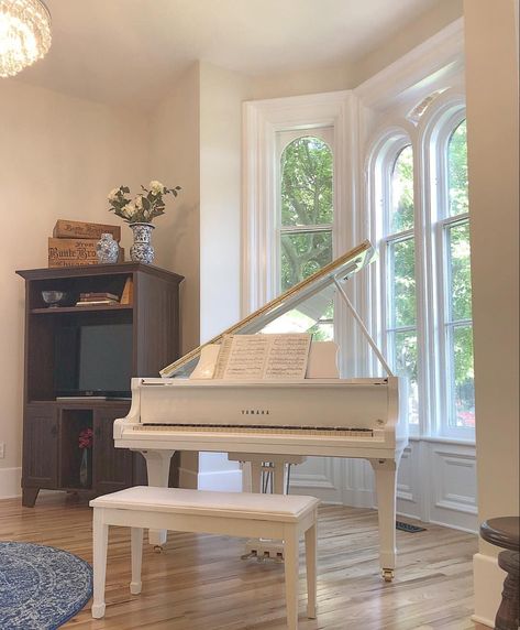 Piano Living Rooms, White Piano, Deco Studio, Piano Room, Casa Vintage, Dream Apartment, House Room, House Goals, Dream Rooms