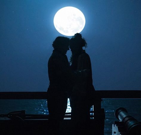 Kissing Under The Moonlight, I Want Love, Under The Moonlight, Relationship Stuff, Photography Images, Family Art, Art Memes, Image Photography, Aesthetic Photo