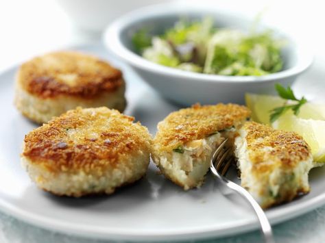 How to Make Crispy Smoked Herring Fish Cakes Fish Cake Recipe, Herring Recipes, Maryland Style Crab Cakes, Maryland Crab Cakes, Smoked Mackerel, Mackerel Fish, Crab Cake Recipe, Fish Cakes, Smoked Fish