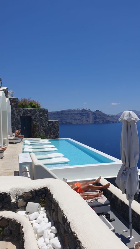 Luxury Hotel Suite, Greek Menu, Santorini Hotels, Hotel Suite Luxury, Oia Santorini, Hotel Suite, Welcome Drink, Luxury Suite, Plunge Pool