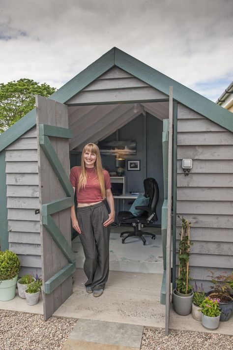 This home office in a shed has just won an award Shed Cave Ideas, Office Shed With Bathroom, She’d Office Ideas, Outdoor Home Office Ideas, Tiny Office Shed, Small Office Shed, Convert Shed To Office, Garden Office Interior Ideas, Shed Office Interior Ideas