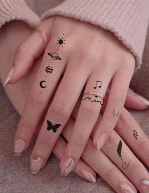 42 Tattoo, Tato Minimal, Cute Henna, Tato Henna, Finger Tattoo For Women, Hand And Finger Tattoos, Pretty Hand Tattoos, Henna Tattoo Designs Hand, Simple Henna Tattoo