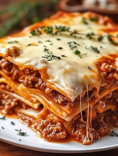 Ina Garten Cooking | 🍲 CROCKPOT LASAGNA 🍲 | Facebook Ground Beef Lasagna, Lasagna Side Dishes, Beef Lasagna Recipe, Crock Pot Lasagna Recipe, Classic Lasagna Recipe, Mushroom Ravioli, Lasagna Recipes, Beef Lasagna, Crockpot Lasagna