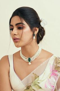 Earrings For Saree, Pearl Necklace Outfit, Floral Organza Saree, Cleavage Hot, Antique Necklaces Design, Floral Saree, Gold Earrings Models, Necklace Outfit, Fancy Jewelry Necklace