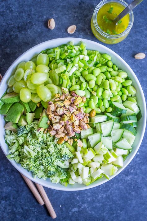 Edamame Recipes, Chopped Salad Recipes, Vegan Holiday Recipes, Holiday Appetizers Recipes, Vegan Salad, Chopped Salad, Green Vegetables, Healthy Dishes, Edamame