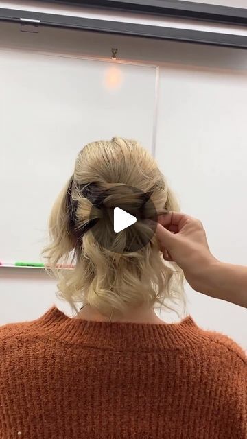 KellGrace on Instagram: "Short hair CAN go up! 🤍 I love not just doing updos, but also teaching them 🤍 I’ll be in San Antonio in less than 2 weeks teaching my time-saving techniques! 
⭐️Sept 15-16⭐️ @premierebeautyshows for tickets! 

#kellgrace #updo #tutorial #hair #updotutorial #braid #braids #hairstyle #style #stylist #hairstylist #blondehair #hairup #hairtrends #bridalhair #bridehair #bridesmaidhair #fringe #bangs #formalhair #makeup #americansalon #modernsalon #behindthechair #parkave #salon #haireducation #hairshow #simpleupdo" Short Hair Bridal Updo Tutorial, Shoulder Hair Updo Easy, Messy Hair Updo Short Hair, Simple Medium Hair Updo, Up Do For Shorter Hair, Loose Updo Short Hair, Easy Short Hairstyles For Wedding, Diy Wedding Hair Short, Pixie Hair Updo Easy