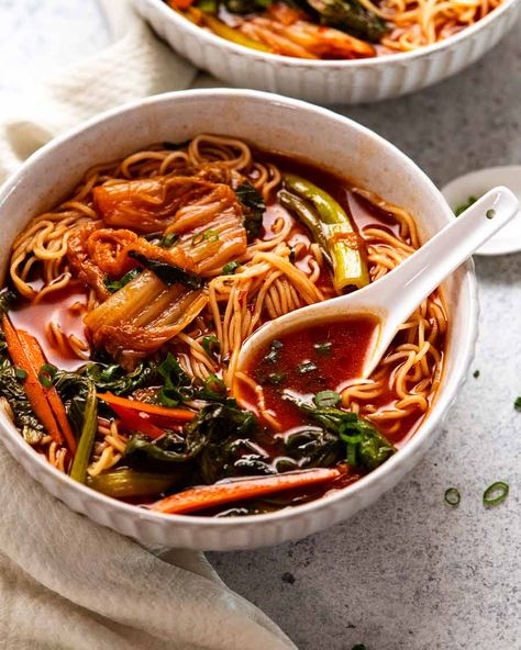 Bowl of Spicy Korean noodle soup Noodle Broth Recipe, Nagi Maehashi, Spicy Asian Food, Spicy Korean Soup, Brothy Soups, Spicy Soups, Asian Feast, Korean Noodle Soup, Spicy Korean Noodles