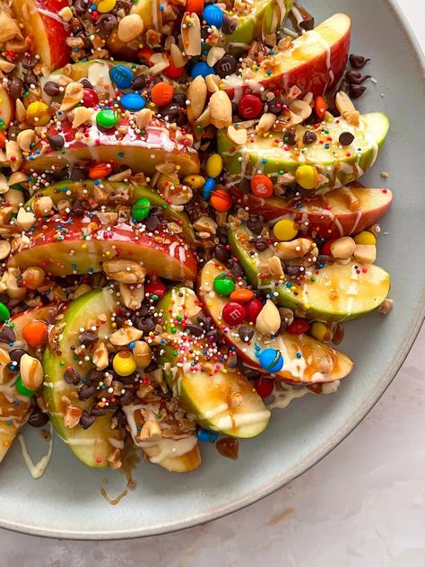 Caramel Apple Nachos Recipe Candy Apple Nachos, Salty Snack Ideas For Party, Carmel Apple Nachos Sheet Pan, Caramel Apple Nachos Recipe, Thanksgiving Kid Desserts, Apple Nachos Bar, Apples Nachos, Snacks For Kids Party, Card Snacks