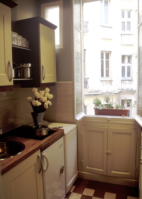 beautiful & vintage paris apartment - small french kitchen French Apartment Kitchen, Parisian Apartment Kitchen, Small French Kitchen, Small French Apartment, Paris Apartment Kitchen, French Apartment Interior, French Apartment Aesthetic, Paris Apartment Aesthetic, Small Parisian Apartment