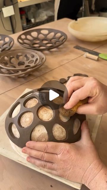 Ceramics Videos on Instagram: "Clay bowl design by @tarro.ceramica" Coil Clay Projects Ideas, Home Pottery Studio Ideas, Black Clay Pottery Ideas, Easy Pottery Gifts, Hand Built Bowls Pottery, Pottery Garden Art, Pottery Designs Ideas Creative, Ceramics Bowl Ideas, Clay Building Ideas