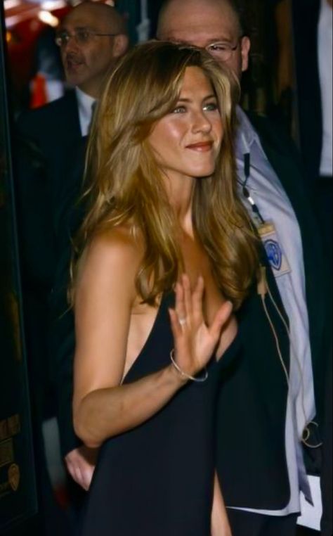 Jennifer Aniston, jen aniston, 90s aesthetic, 90s vibes, friends, jennifer aniston salad, jennifer aniston hair, jennifer aniston 90s outfits, jennifer aniston hair 90s, jennifer aniston style, style, 90s makeup Jen Aniston 90s, Quincy Whipple, Jennifer Aniston 90s Outfits, Jennifer Aniston Hair 90s, Jennifer Aniston Wedding Ring, Salad Jennifer Aniston, Jen Aniston Hair, Jennifer Aniston Wedding, Jennifer Aniston 90s