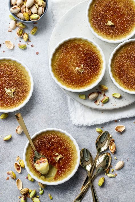 Simple Gourmet Recipes, Creme Brulee Variations, Pistachio Cream Uses, Fancy Restaurant Desserts, Pistachio Creme Brulee, Recipes Using Pistachio Cream, Pistachio Mousse Recipe, Pistachio Puff Pastry, New Years Desserts Ideas