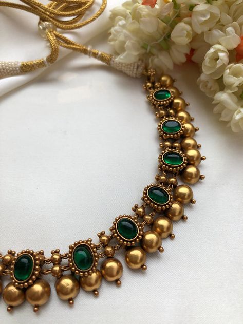 Green Choker Necklace Indian, Green Stone Necklace Indian, Neckless Gold Jewelry Indian, Green Necklace Indian, Temple Jewellery Earrings, Antique Necklaces Design, Antique Gold Jewelry Indian, Antique Jewellery Designs, Gold Necklace Indian Bridal Jewelry