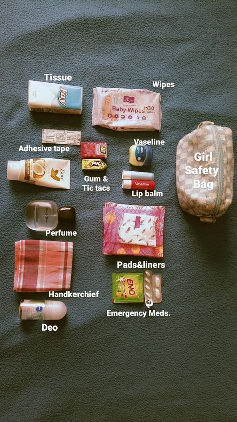 Bag Essentials Everyday School, What’s In My Emergency Bag For School, Whats In My Emergency Bag, College Girl Essentials, Hand Bag Essentials List, Whats In My Bag Summer, Mini Purse Essentials, Adventure Bag Essentials, Emergency Bag Essentials