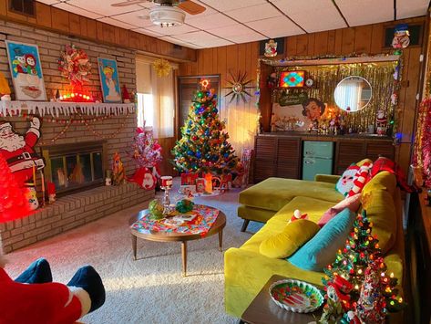 Vintage Christmas Living Room, 70s Christmas, Retro Christmas Decorations, Kitsch Christmas, Christmas Living Room, Christmas Memes, Popular Christmas Gifts, Christmas Decor Inspiration, Christmas Interiors