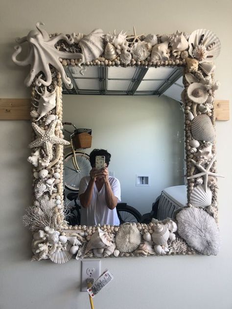 Mirrors Decorated With Shells, Mermaid Mirror Diy, Sea Shell Bed Frame, Conchiglie Aesthetic, Aesthetic Mirror Diy, Seashell Room Decor, Shell Mirror Diy, Ocean Room Aesthetic, Mirror With Shells