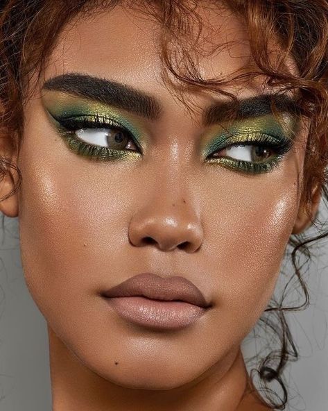 34 Green Eyeshadow Looks: From Mint Elegance to Emerald Glam - divagaze.com Green Eyeshadow Witch Makeup, Witch Makeup Eyeshadow, Elphaba Makeup Eye, Earth Inspired Makeup, Jungle Makeup Ideas, Hozier Inspired Makeup, Plant Makeup Looks, Elphaba Inspired Makeup, Earth Element Makeup