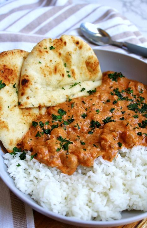 Chickpea curry with rice and naan. Bedroom Date Night Ideas, Coconut Chickpea Curry, Coconut Chickpea, Curry With Coconut Milk, Bowls Recipes, Chickpea Coconut Curry, Scrumptious Food, Rice Bowls Recipes, Rice Dinner