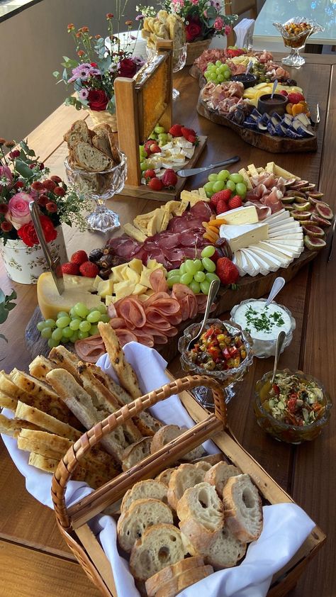 Charcuterie Spread, Vegan Snack, Party Food Buffet, Catering Ideas Food, Charcuterie Inspiration, Party Food Platters, Charcuterie And Cheese Board, Charcuterie Recipes, Food Displays