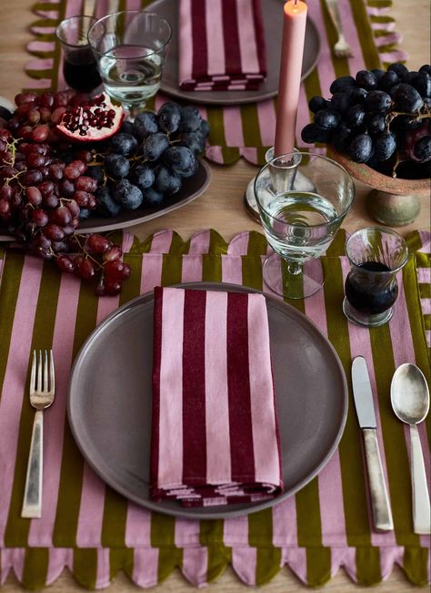 Placemat Ideas, Dinner Party Tablescapes, Colorful Table Setting, Heather Taylor, Hosting Ideas, Christmas Table Setting, Tafel Decor, Christmas Dining Table, Striped Wedding