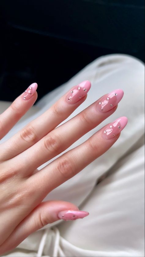 Pink frenchtip nails with rhinestones, euphoria nails Light Pink French Tip With Rhinestones, Pink French Tip Nails Rhinestones, Pink Rhinestones On Nails, Pink Nails Gems Bling, Pink French Nails With Pearls, Pink Righnstone Nails, Pink French Tip With Diamonds, Pink French Tips With Pearls, Pink Almond Birthday Nails