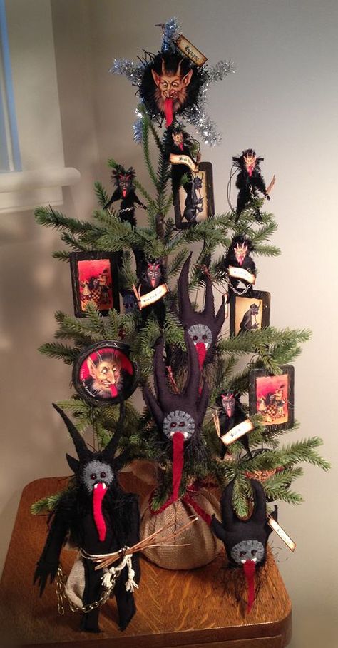 Next year...in good time for St Nikolaus Tag....the Krampus tree!!!! Krampus Christmas Tree, Krampus Ornaments Diy, Krampus Decorations Diy, Krampus Christmas Decor, Felt Krampus, Krumpas Christmas, Krampus Crafts, Krampus Ornaments, Krampus Decorations