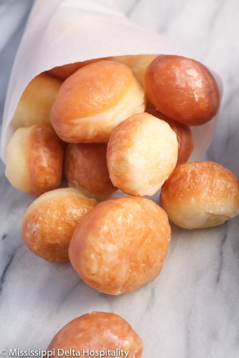 Mini Donut Holes Recipe, Fluffy Donut Holes, Glazed Donut Muffin Recipe, Homemade Donut Holes Recipe Easy, Easy Homemade Donut Holes, Mini Glazed Donut Recipe, Baked Donut Holes Recipes Easy, Easy Doughnut Holes, How To Make Donut Holes