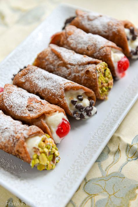 Sicilian Cannoli Recipe, Baklava Recept, Sicilian Cannoli, Cannoli Siciliani, Cannoli Shells, Cannoli Filling, Cannoli Recipe, Italian Dinner, Food History