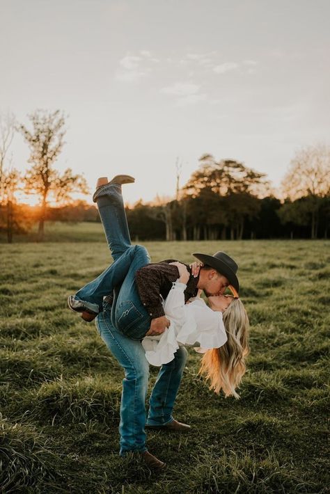 Country Couple Photoshoot, Country Couple Photos, Western Engagement Pictures, Western Couple Photoshoot, Western Engagement Photos, Western Photo Shoots, Fall Couple Pictures, Country Couple Pictures, Couple Photoshoot Ideas