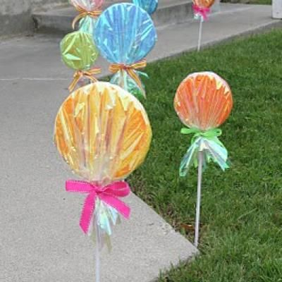 How To Make Giant Lollipops - my daughter and I made some of these for our front yard for her 9th birthday, themed "Sugar Rush" (from Wreck-It-Ralph). Since her birthday was one month before Christmas, we left them up! Lollipop Decorations, Giant Lollipops, Willy Wonka Party, Candy Lollipops, Candy Land Birthday Party, Candyland Birthday, Candyland Party, Candy Theme, Candy Decorations