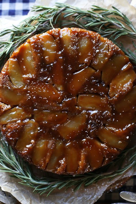 Browned Butter Apple Upside-Down Cake Upside Down Apple Cake, Easy Apple Cake, Blackberry Cake, Caramel Apple Cake, Browned Butter, Apple Tart, Apple Cake Recipes, Just Cakes, Upside Down Cake