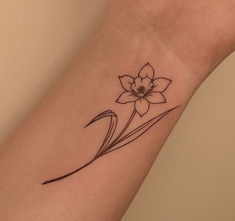 Narcissus Line Tattoo, Daphadil Flower Tattoo Simple, Simple Daffodil Tattoo Design, Narcissus Flower Tattoo Minimalist, Daphodil Flower Tattoos Simple, Simple Narcissus Tattoo, Narcissus Flower Tattoo Simple, Dafodill Flowers Tattoo Simple, Minimal Daffodil Tattoo