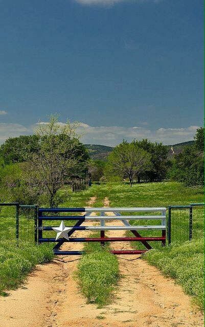 Texas Ranches, Cattle Gate, Ranch Entrance, Texas Hold'em, Farm Entrance, Ranch Gates, Ranches Living, Ranch Ideas, Texas Farm