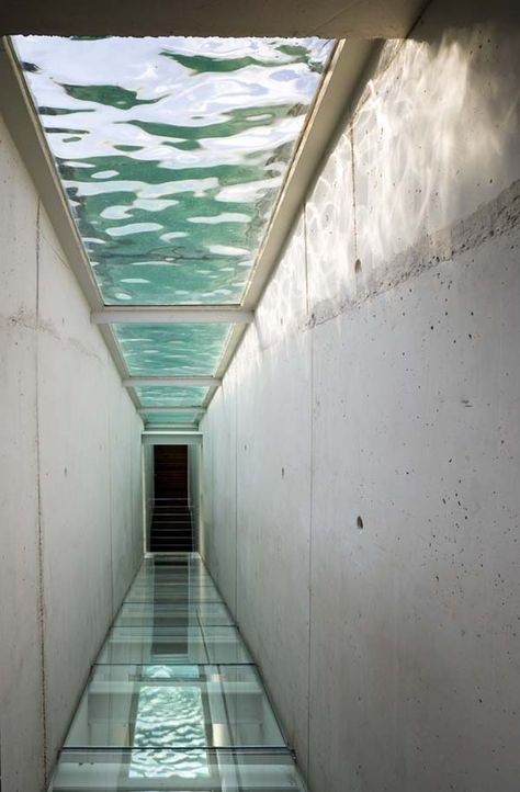 Ceiling.... Glass House Architecture, Water Architecture, Copper House, Houses Architecture, Piscina Interior, Modern Architects, Open Door, Glass Floor, Alvar Aalto