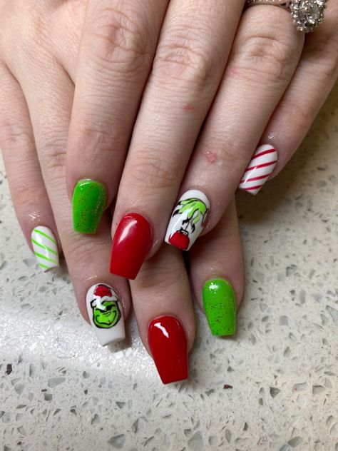 Christmas Nail Red And Green, Grinch Dip Nails, Grinch Christmas Nail Designs, Simple Grinch Nails Short, Grinch Short Nails, Grinch Nails Short, Grinch Nails Designs Easy, Short Grinch Nails, Christmas Nails Grinch