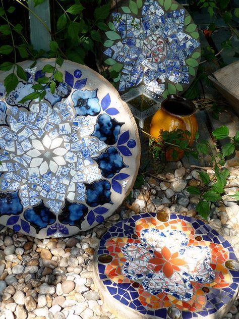 Mosaic Stepping Stone, Stepping Stones Diy, Mosaic Stepping Stones, Mosaic Garden Art, Garden Stepping Stones, Mosaic Stained, Garden Steps, Stones Diy, Mosaic Garden