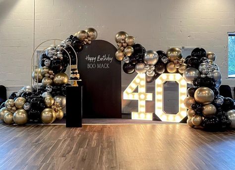 This elegant and stylish setup was the perfect way to celebrate a 40th birthday . . #40thbirthdayparty #birthdaypartyideas��… 40th Husband Birthday Ideas, 70 Birthday Backdrop Ideas, Mens Birthday Backdrop, Centerpieces For 40th Birthday Party, 40th Birthday Decor For Men, Modern Event Decor, 40th Birthday Backdrop, 40th Birthday Party Themes, 40th Birthday Balloons