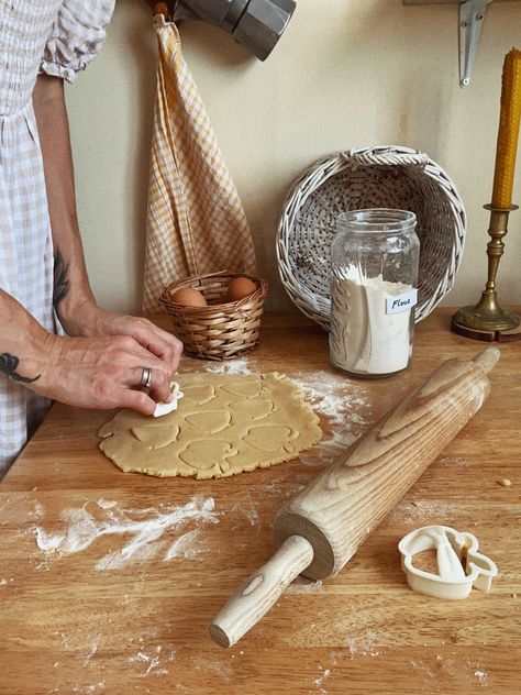 Cooking Aesthetic Cottagecore, Grandma Cooking Photography, Cottage Core Cooking, Cottage Core Baking Aesthetic, Cooking With Kids Aesthetic, Homestead Cottagecore, Cottage Core Village, Cottage Core Baking, Cottagecore Pictures