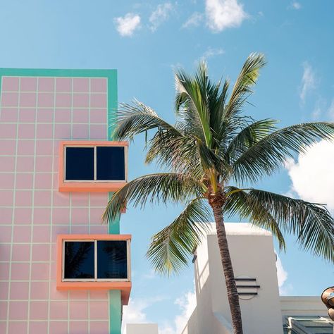 Vintage Miami Beach Aesthetic, Art Deco District Miami, Miami Vintage Aesthetic, Miami Art Deco Aesthetic, 1980s Miami Aesthetic, Vintage Miami Aesthetic, Violeta Aesthetic, 80s Miami Aesthetic, Retro Beach Aesthetic