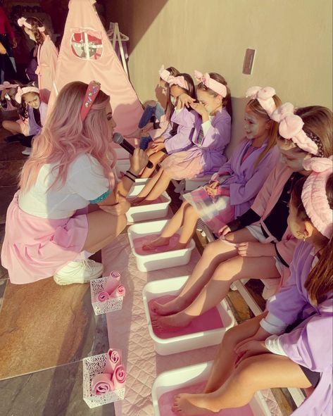 Kids Spa Party Business, Spa Gifts For Kids, Spa Movie Night Birthday Party, Pink Spa Party Ideas, Pamper Sleepover Ideas, Barbie Birthday Sleepover, Spa B Day Party Ideas, Pink Spa Birthday Party, Spa Day Sleepover Ideas