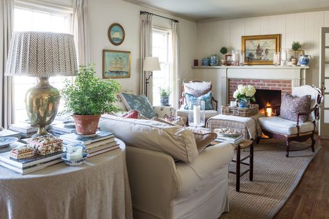 Read our latest post, The Soul of a Home, to learn about Tessa Foley and her blog Nine & Sixteen Home. Tessa Foley, Coastal Cottage Style, Victoria Magazine, Family Room Makeover, English Country Decor, Traditional Cottage, New England Style, Cottage Interiors, England Style