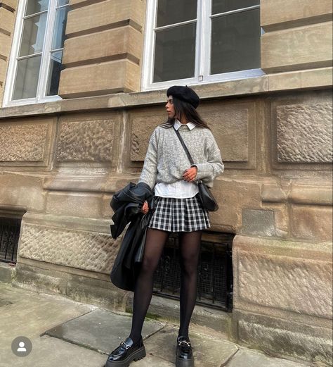 Pleated Mini Skirt Outfit Winter, Mini Skirt Outfit Winter, Pleated Mini Skirt Outfit, Loafers Chunky, Simple Work Outfits, Chunky Loafer, Pleated Skirt Outfit, Chic Skirt, Loafers Outfit