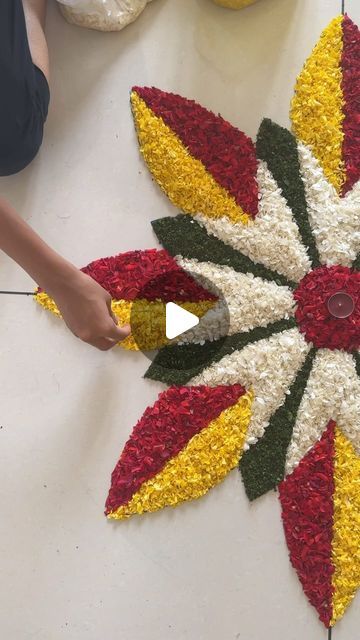 Pookalam Design Easy, Onam Pookalam Design Simple Small Mandir, Realistic Rangoli For Diwali, Rangoli By Flowers, Rangoli Designs From Flowers, Diwali Rangoli Designs Simple Flower, Easy Pookalam Designs, Flower Diwali Rangoli, Diwali Rangoli Flowers Design