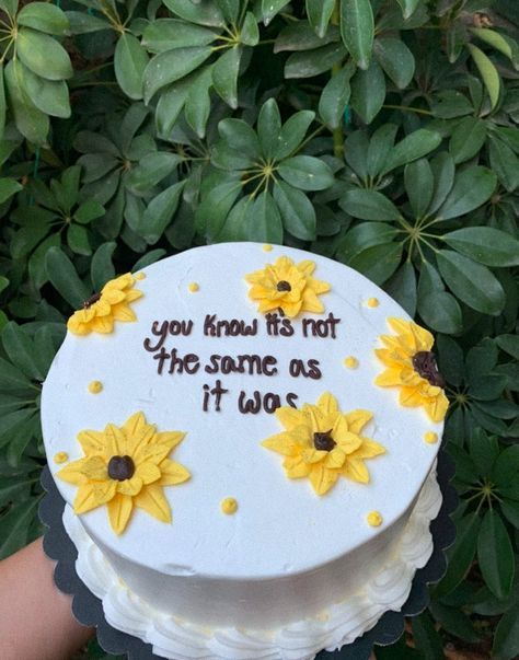 Harry Styles Cakes Ideas, Harry Styles Cake Aesthetic, Teen Girl Birthday Cakes, Harry Styles Cake Ideas, Harry Styles Cake Ideas Birthday, Harry Styles Themed Cake, Cake 20 Birthday Girl, Birthday Cake For Teenage Girl, 20 Bday Cake