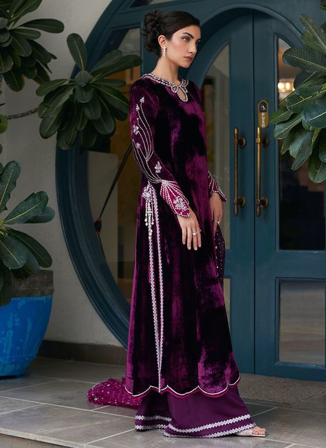 Dress Ideas For Wedding, Velvet Dress Ideas, Velvet Pakistani Dress, Farah Talib Aziz, Velvet Suit Design, Pakistani Formal Dresses, Winter Suits, Velvet Dress Designs, Latest Dress Design