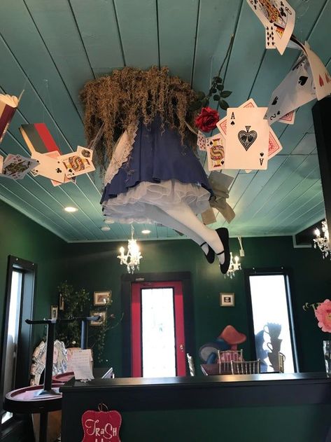 Alice In Wonderland Bedroom, Halloween Alice In Wonderland, Alice In Wonderland Props, Alice In Wonderland Room, Alice In Wonderland Diy, Wonderland Party Decorations, Alice In Wonderland Decorations, Dark Alice In Wonderland, Wonderland Events