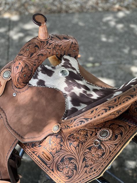 Horses Saddles, Western Horse Tack Turquoise, Western Pleasure Saddle, Western Tack Sets, Horse Jumping Exercises, Barrel Racing Tack Rodeo, Saddle Western, Horse Model, Horse Barn Ideas Stables